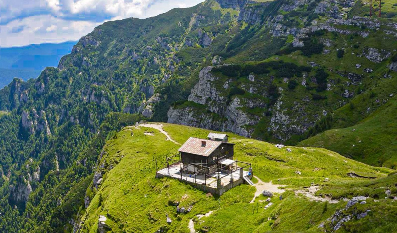 Cabana Caraiman, la capătul traseului prin Jepii Mici, lângă Crucea Eroilor