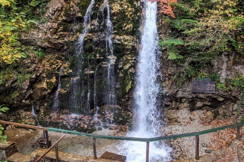 Cascada Urlătoarea, pe traseul dinspre Bușteni spre platoul Bucegilor