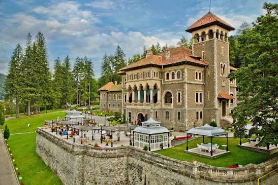 Castelul Cantacuzino din Bușteni, cu terasele și grădina, locul de filmare al serialului Wednesday