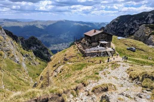 Cabana Caraiman, la capătul traseului prin Jepii Mici