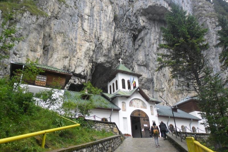 Ialomița-grotten med klosteret ved inngangen, på 1 660 moh.