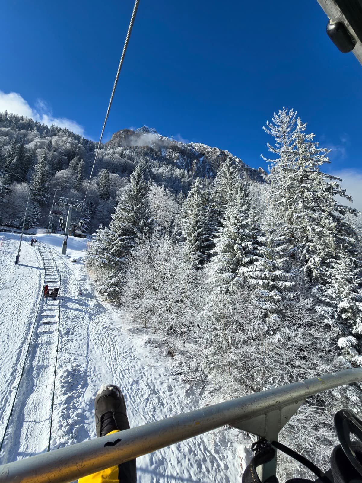 Vedere de pe telescaunul pârtiei Kalinderu spre Caraiman și Crucea Eroilor, iarna, Bușteni