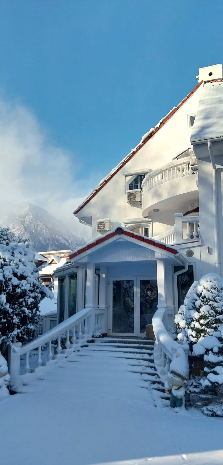 Vila Forest Retreat Villas iarna, sub zăpadă, cu Munții Bucegi în fundal, Bușteni