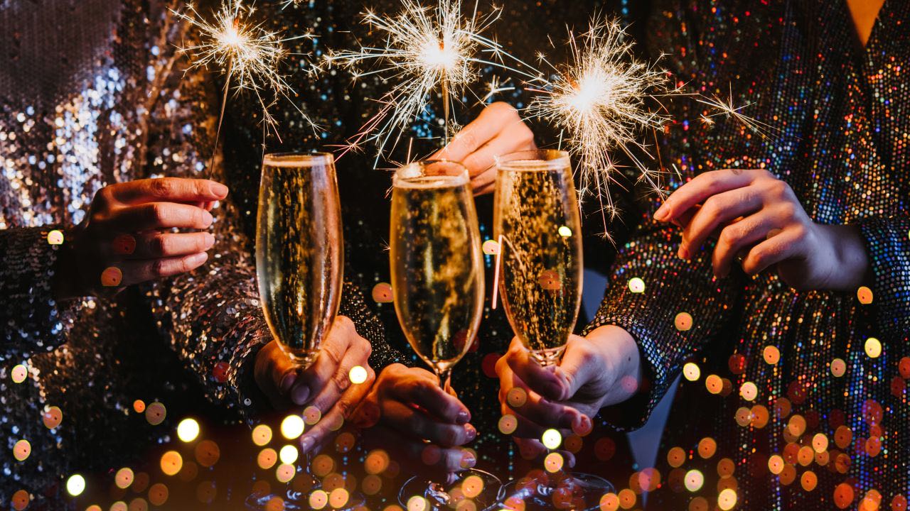 Champagneglas, der klirrer, og stjernekastere nytårsaften