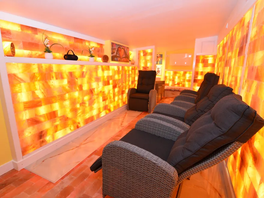 Salina Forest Retreat Villas, șezlonguri în fața pereților de sare de Himalaya