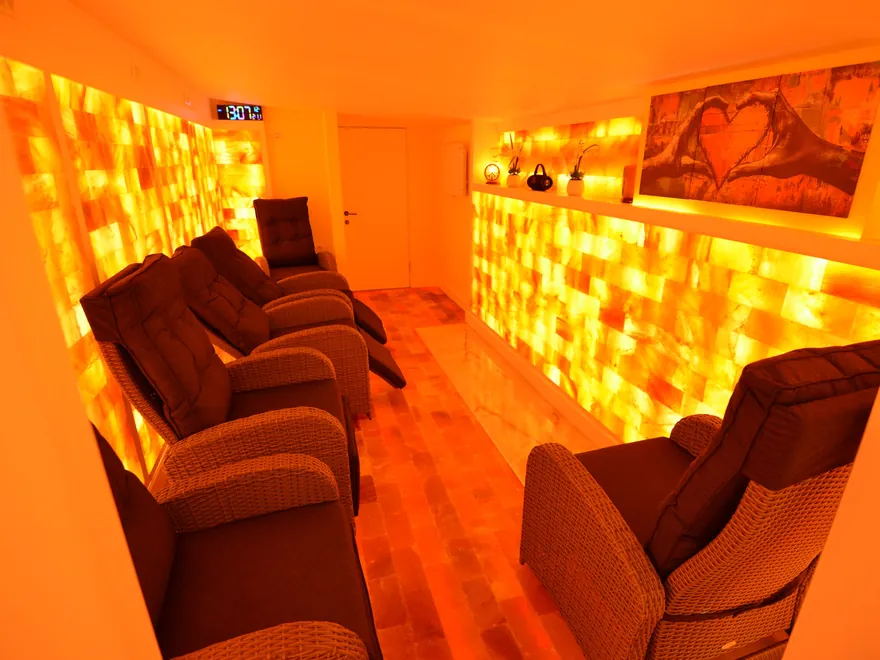 Zona de relaxare din salină, cu lumină caldă de cromoterapie