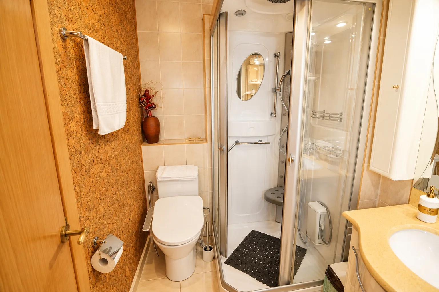 baie-dus-hidromasaj-pluta-naturala-accesorii-aurii-vila-elena-cazare-lux-busteni-forest-retreat-villas