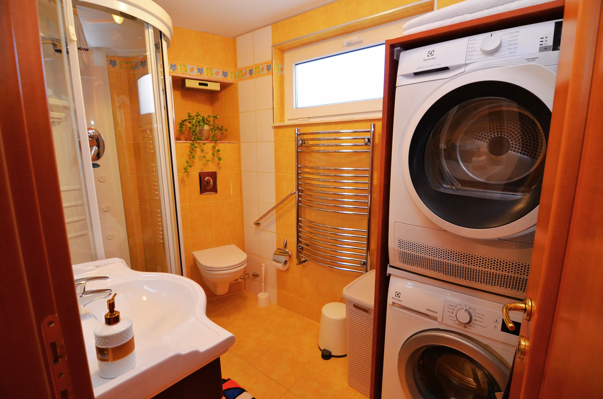 baie-masina-spalat-uscator-electrolux-dus-vila-lux-cazare-busteni-forest-retreat-villas