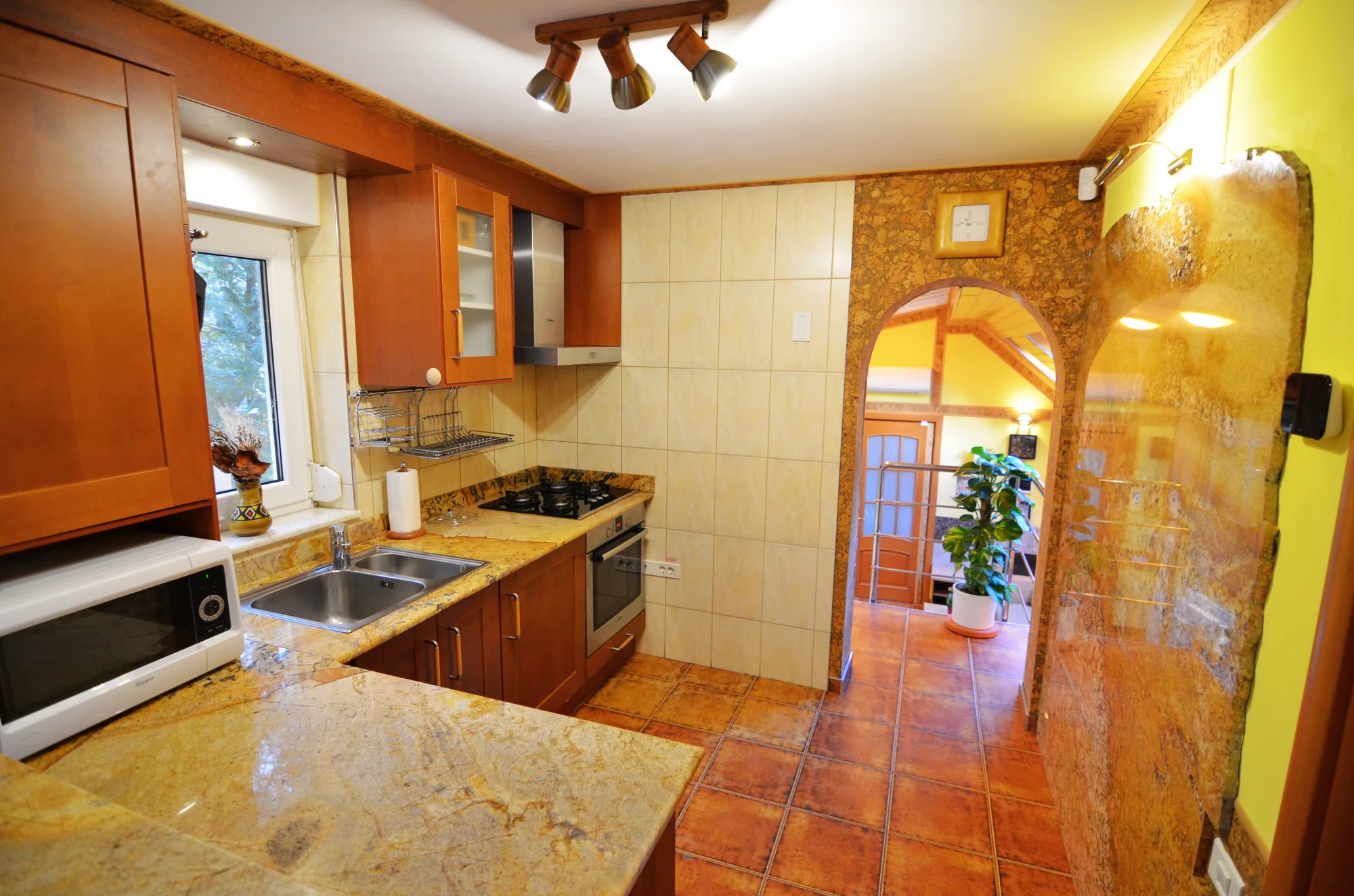 bucatarie-utilata-marmura-lemn-masiv-vila-lux-cazare-busteni-forest-retreat-villas