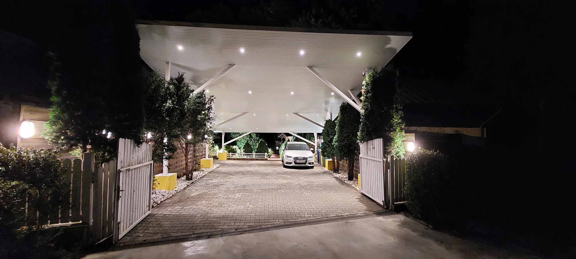 carport-parcare-acoperita-iluminat-intrare-vila-lux-cazare-busteni-forest-retreat-villas