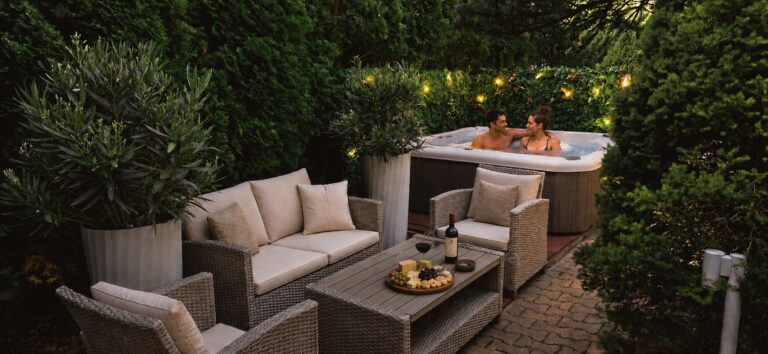 Cuplu romantic, Jacuzzi in aer liber, vacanta romantiva Busteni