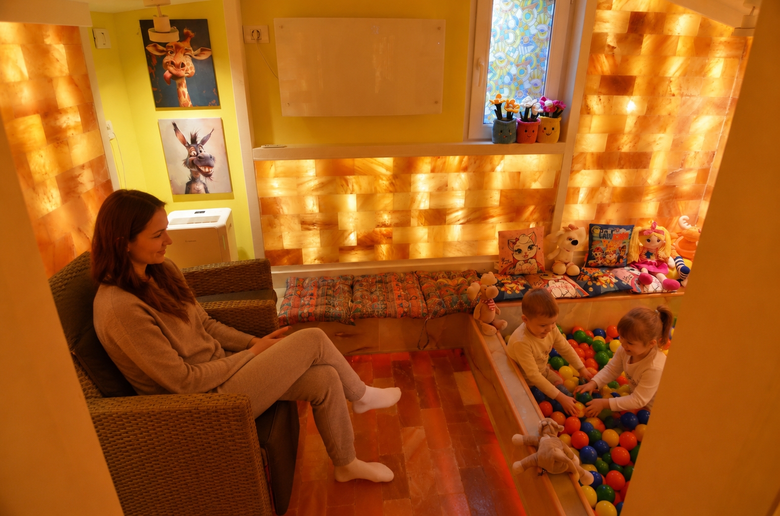 Copii jucându-se în zona cu bile colorate din salina Forest Retreat Bușteni, în timp ce părintele se relaxează