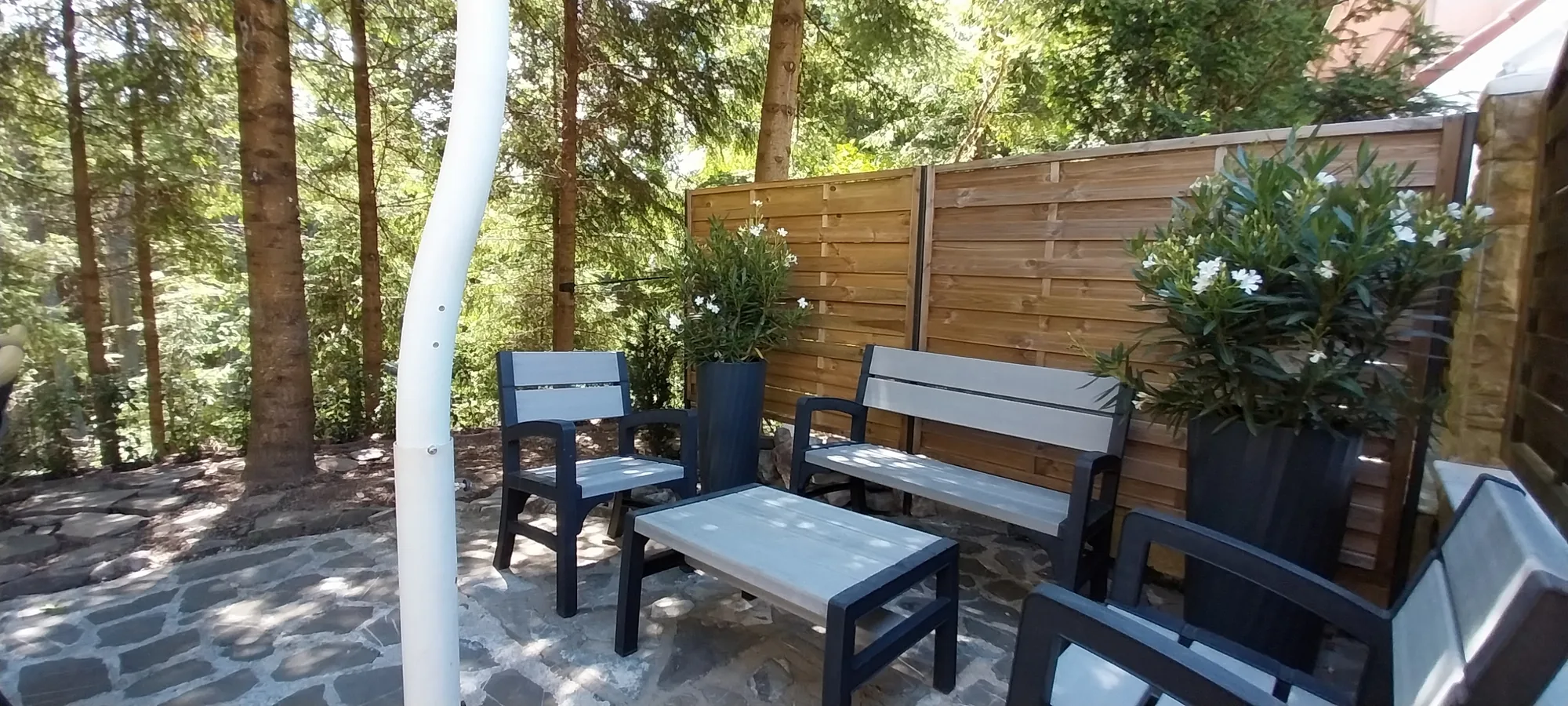 colt-relaxare-exterior-mobilier-antracit-piatranaturala-padure-vila-elena-cazare-busteni-forest-retreat-villas-1