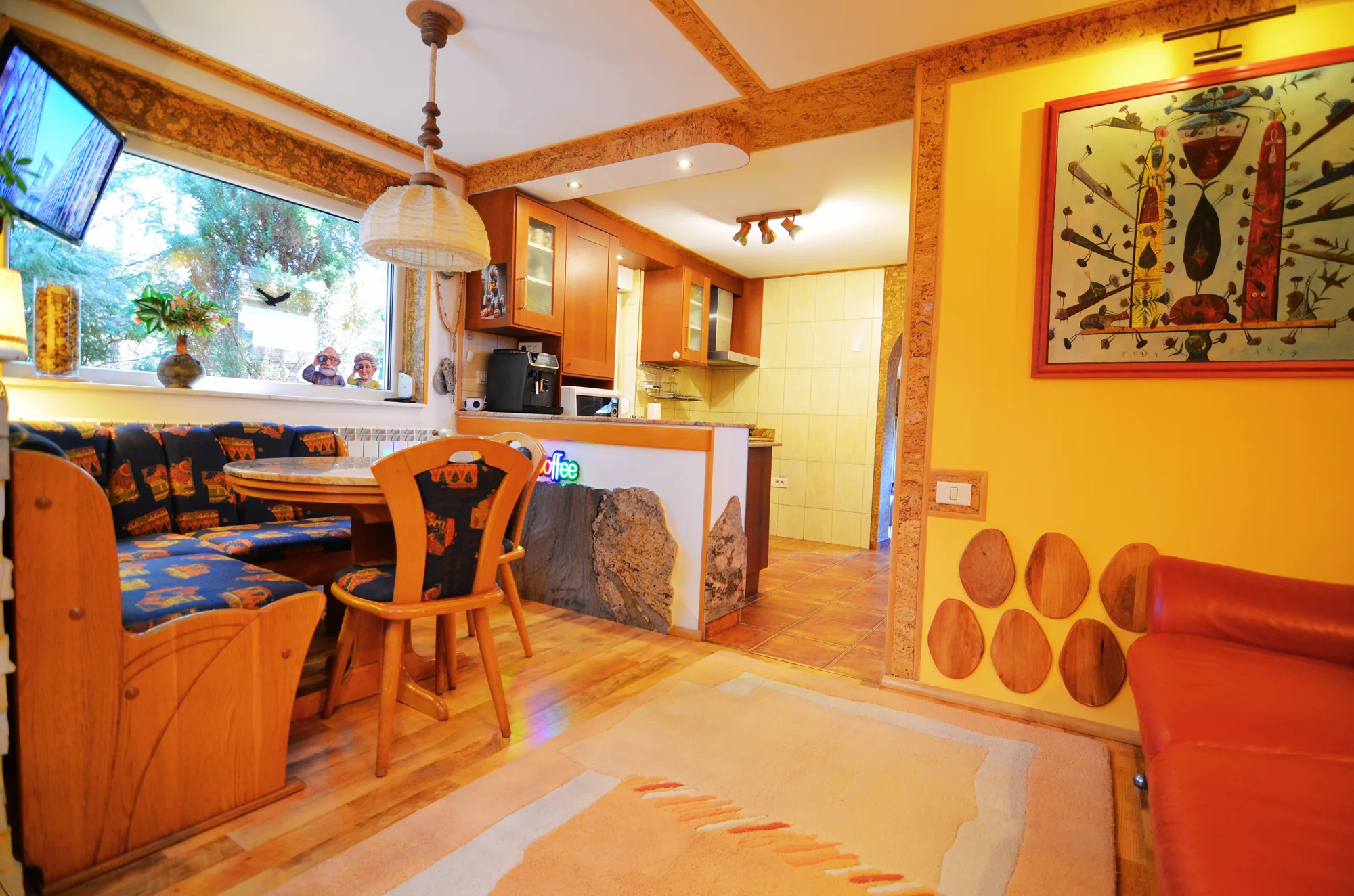 Zonă de dining open-space cu bucătărie și coffee bar la Forest Retreat Villas Bușteni