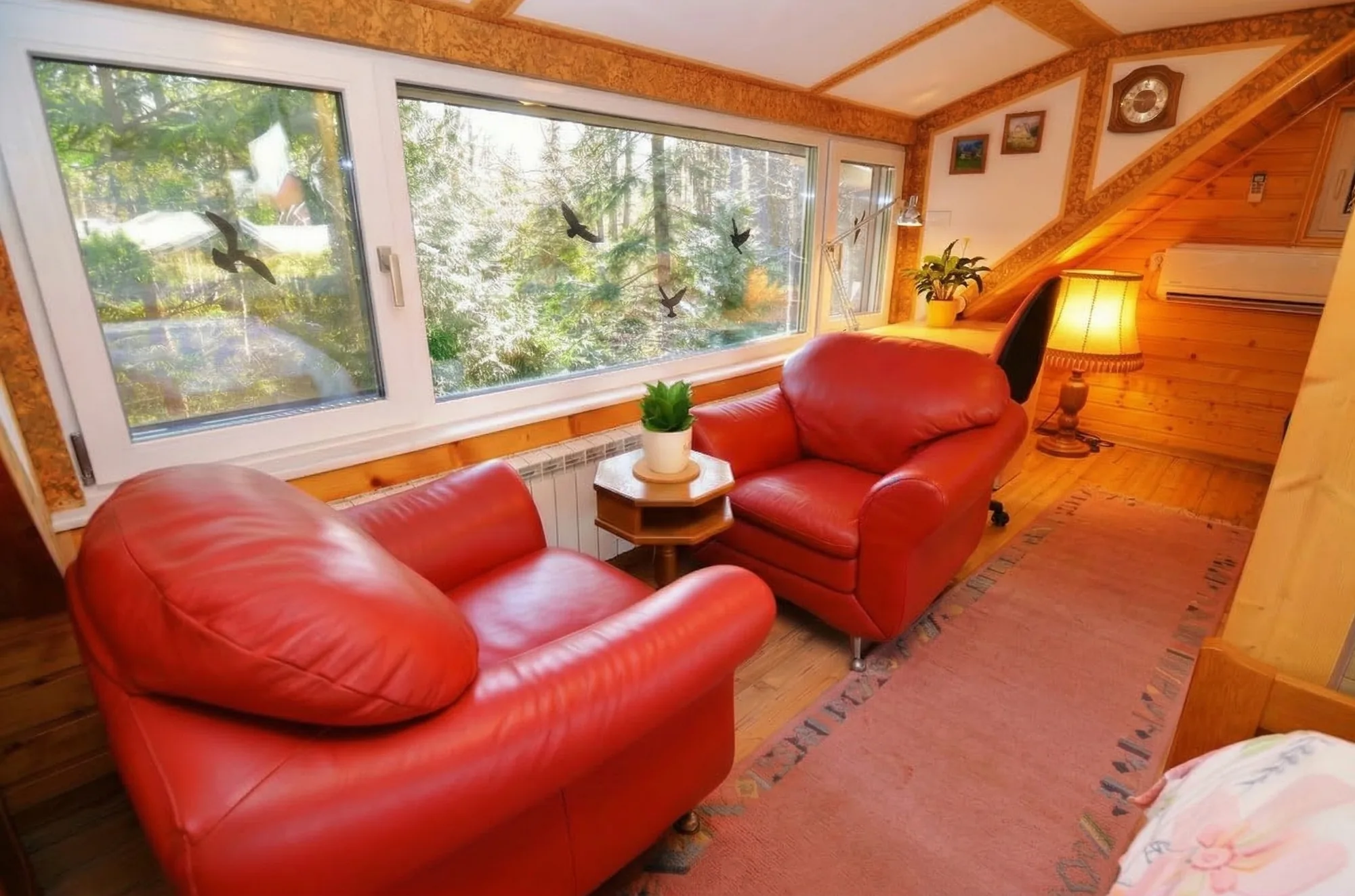 dormitor-bruno-fotolii-piele-vedere-padure-vila-lux-cazare-busteni-forest-retreat-villas