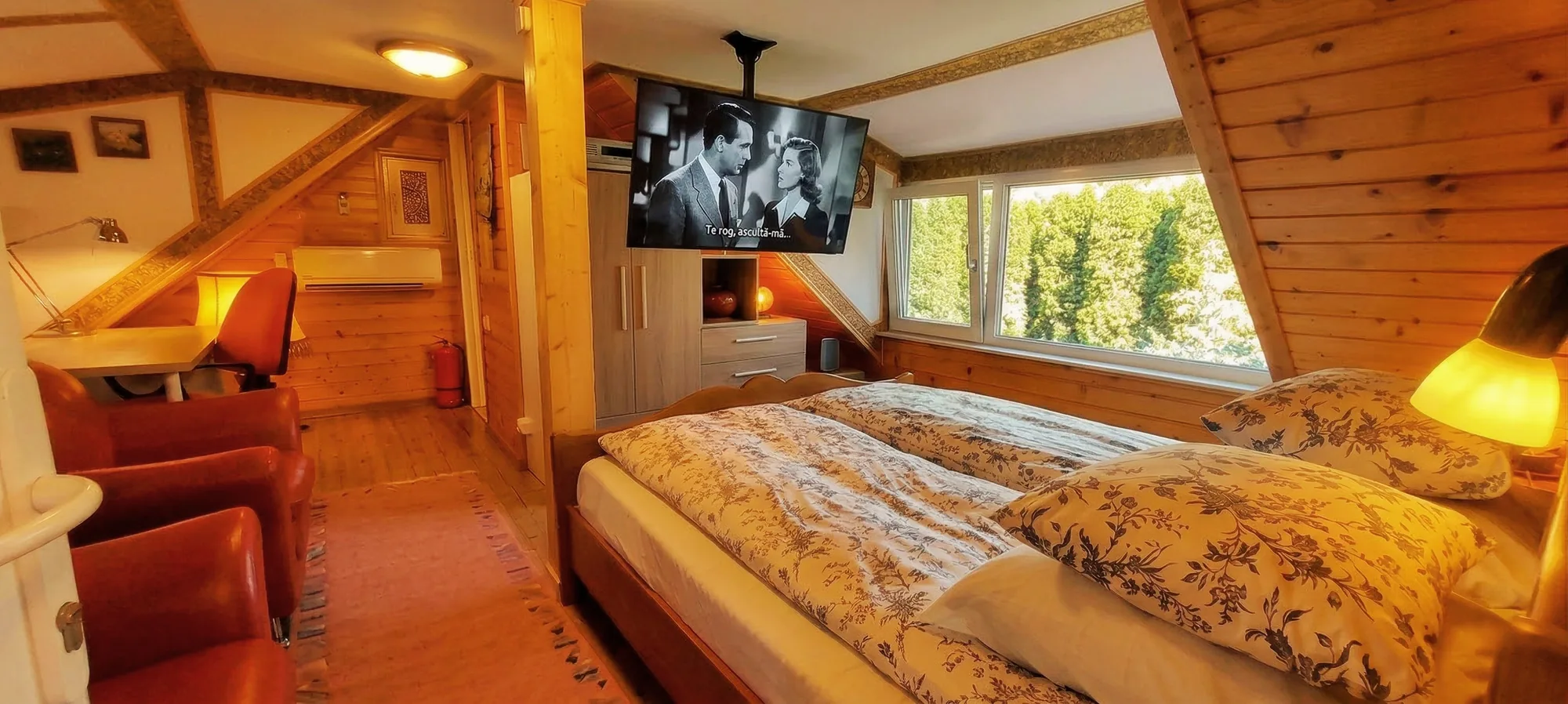 Dormitor la mansardă cu tavan din lemn natural în vilă boutique de lux în Bușteni