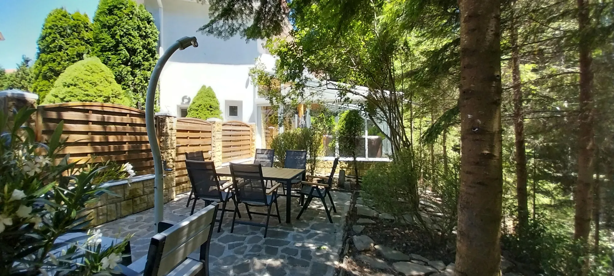 gradina-privata-terasa-piatra-masa-umbra-padure-vila-elena-cazare-familie-busteni-forest-retreat-villas-1