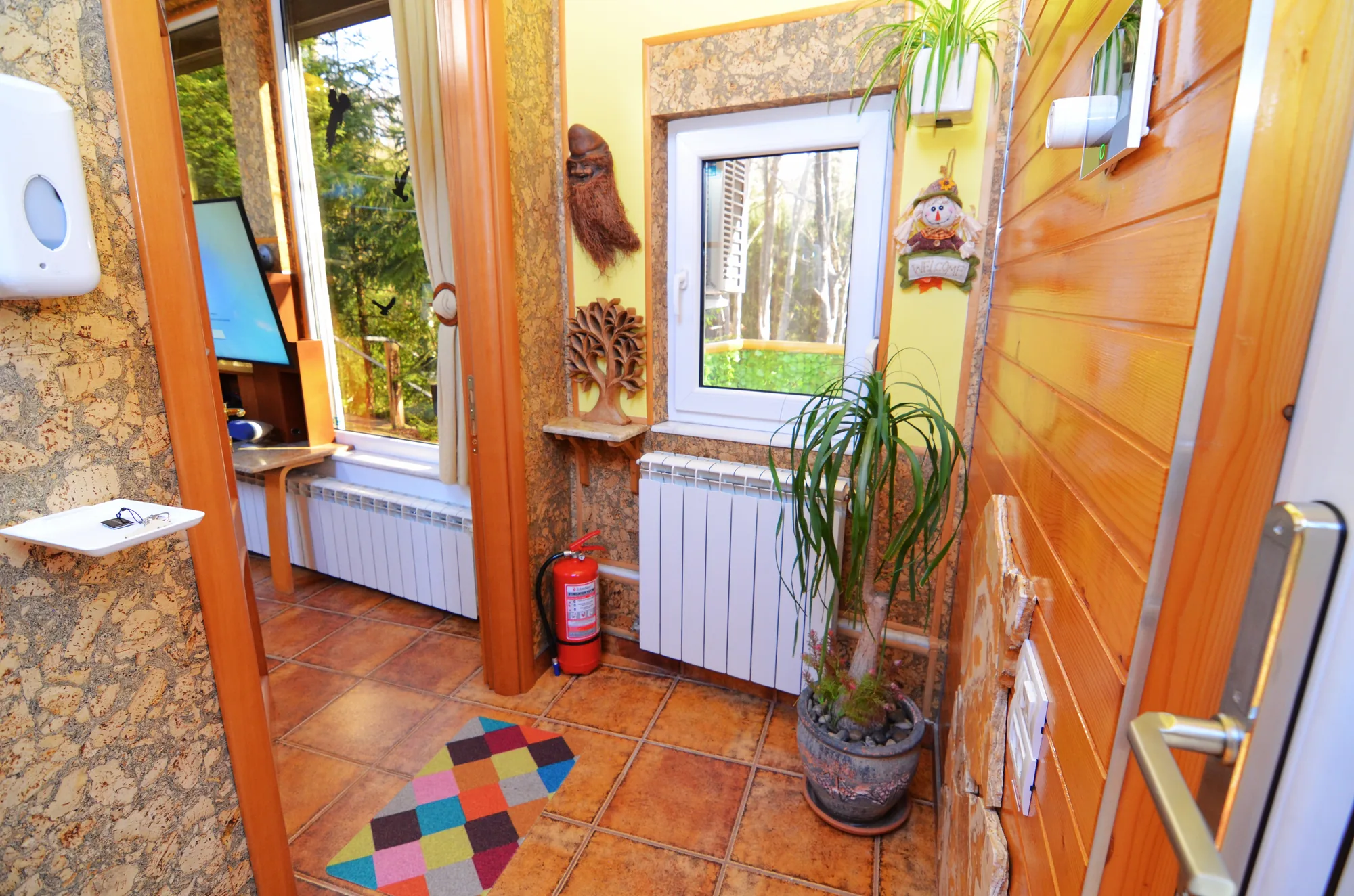 hol-intrare-vila-lemn-sculpturi-decoruri-cazare-busteni-forest-retreat-villas
