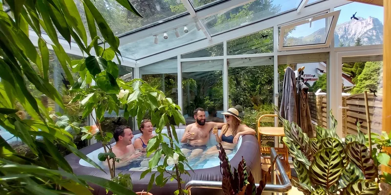 Jacuzzi panoramic în terasa de iarnă, Vila ELENA, Forest Retreat Bușteni