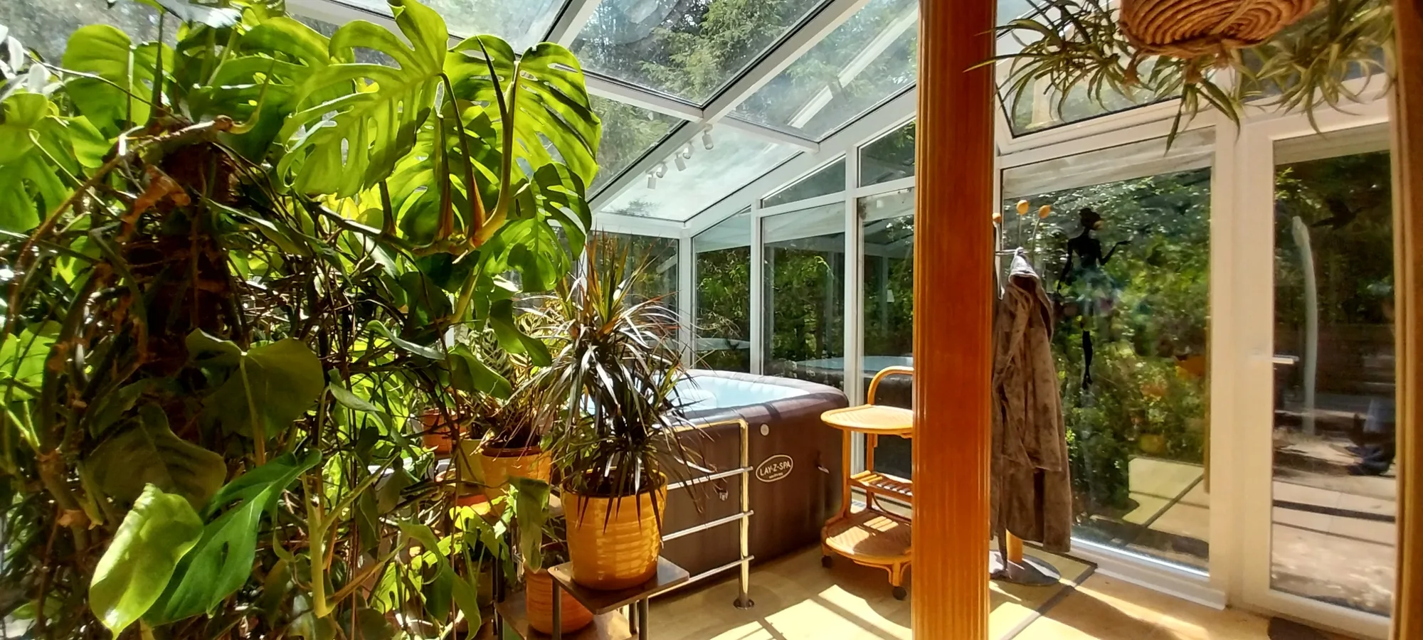 jacuzzi-wintergarden-monstera-padure-halat-vila-elena-cazare-busteni-forest-retreat-villas-1