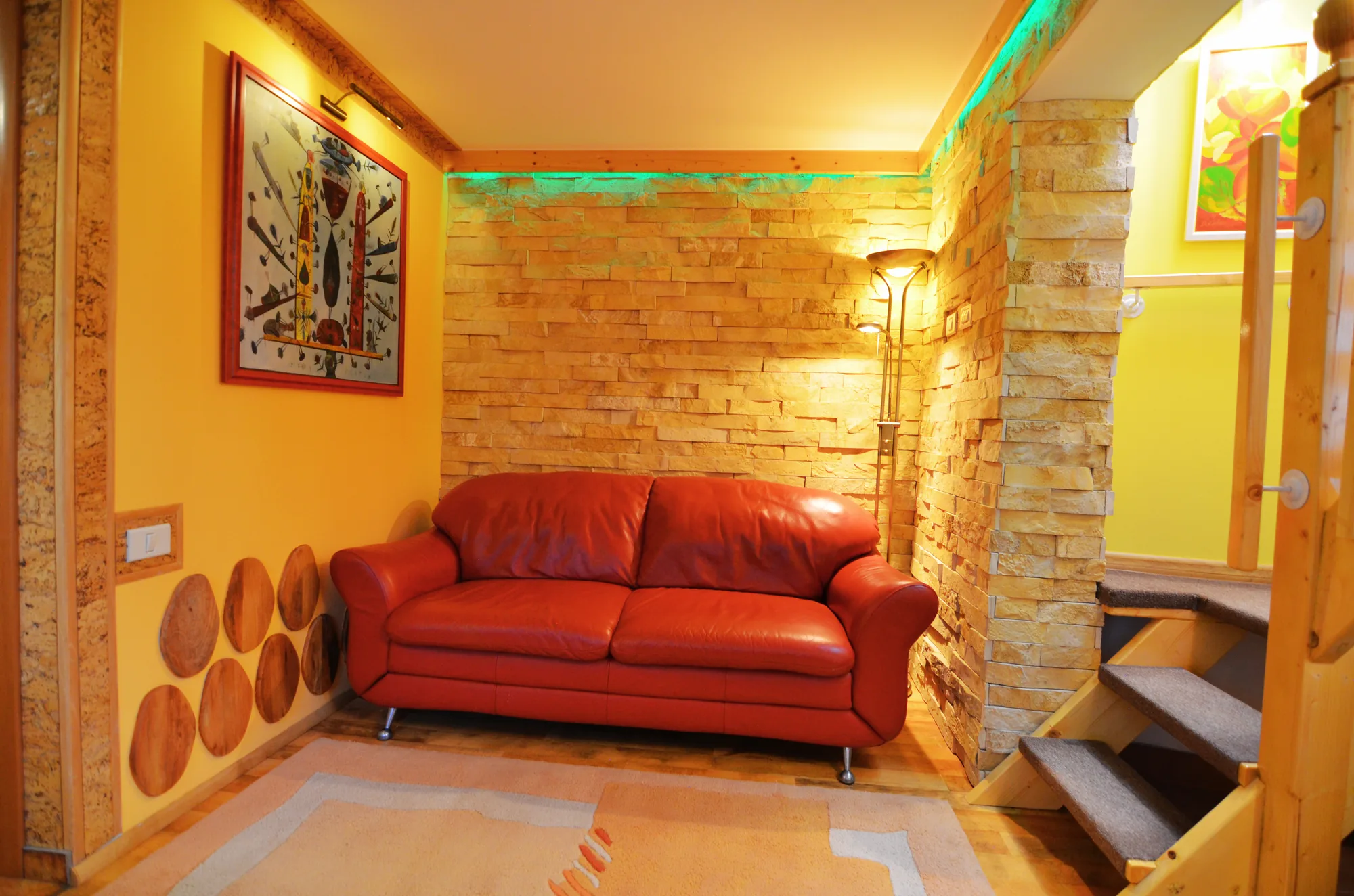 living-vila-bruno-canapea-piele-perete-piatra-cazare-lux-busteni-forest-retreat