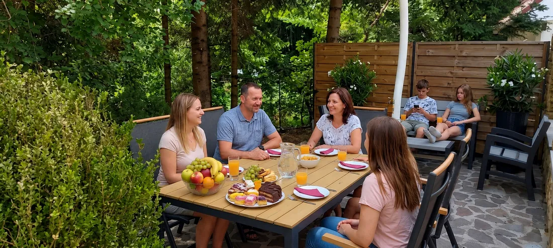 Mic dejun în familie, pe terasă, Vila ELENA, Forest Retreat Bușteni