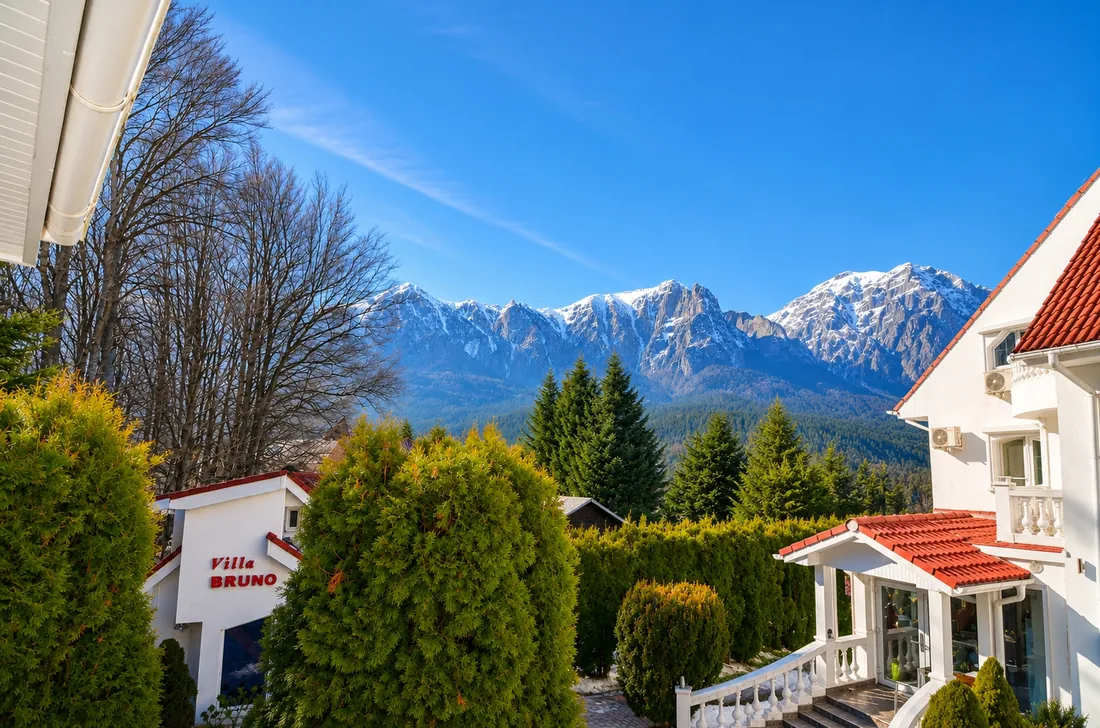 Munții Bucegi înzăpeziți, vedere de la Forest Retreat, Bușteni