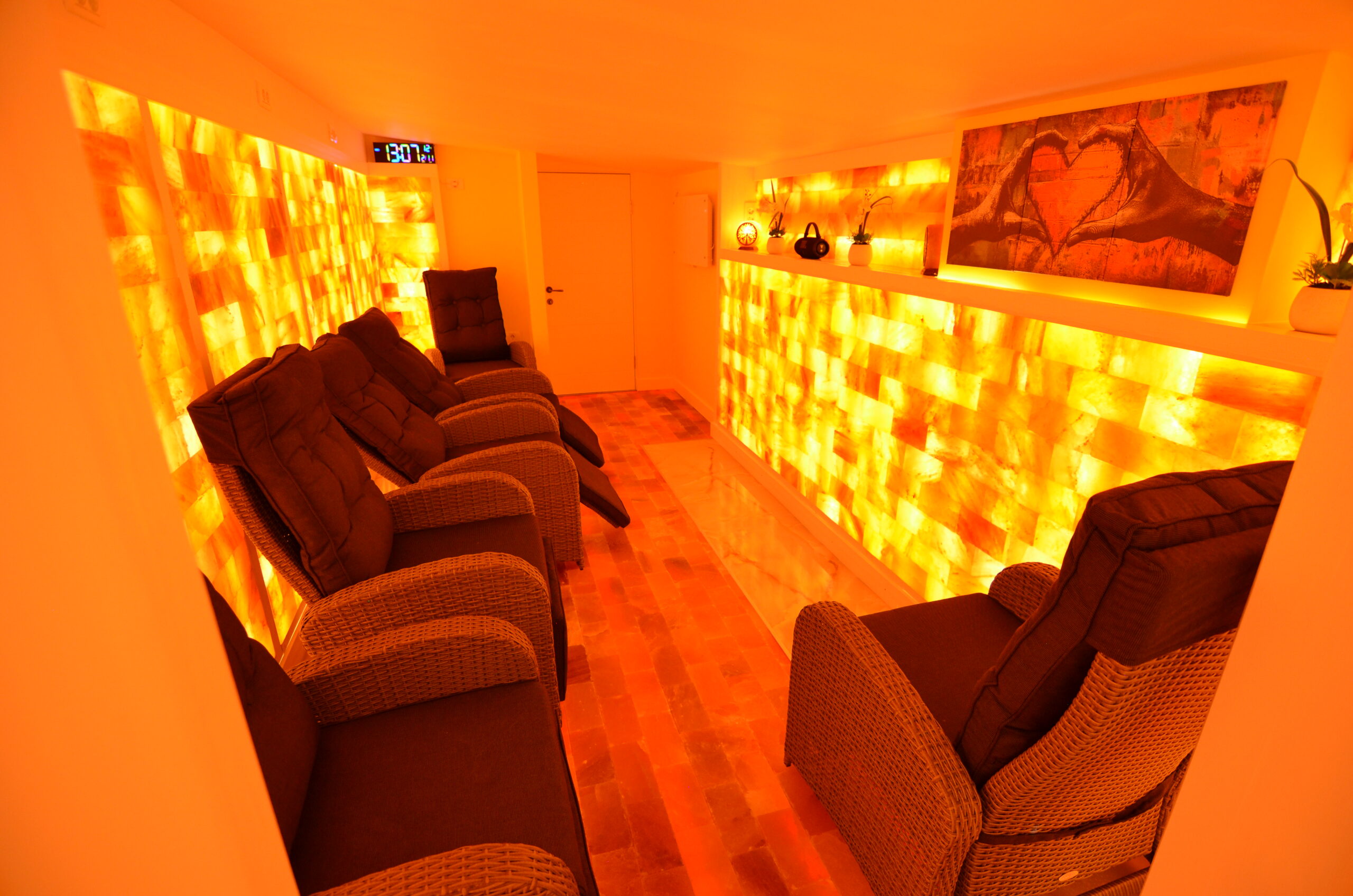 Interiorul salinei Forest Retreat din Bușteni, pereți din sare de Himalaya iluminați cald și fotolii reclinabile pentru haloterapie