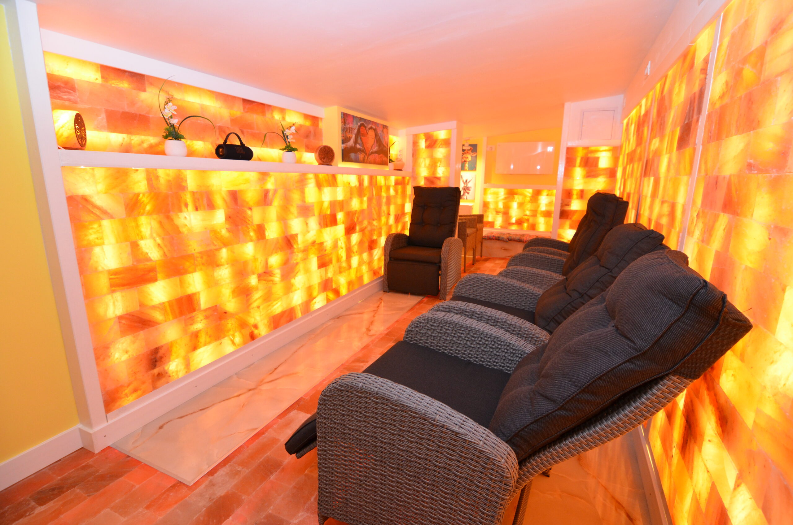 Camera salină Forest Retreat Villas cu pereți din sare de Himalaya iluminați cald și fotolii de relaxare