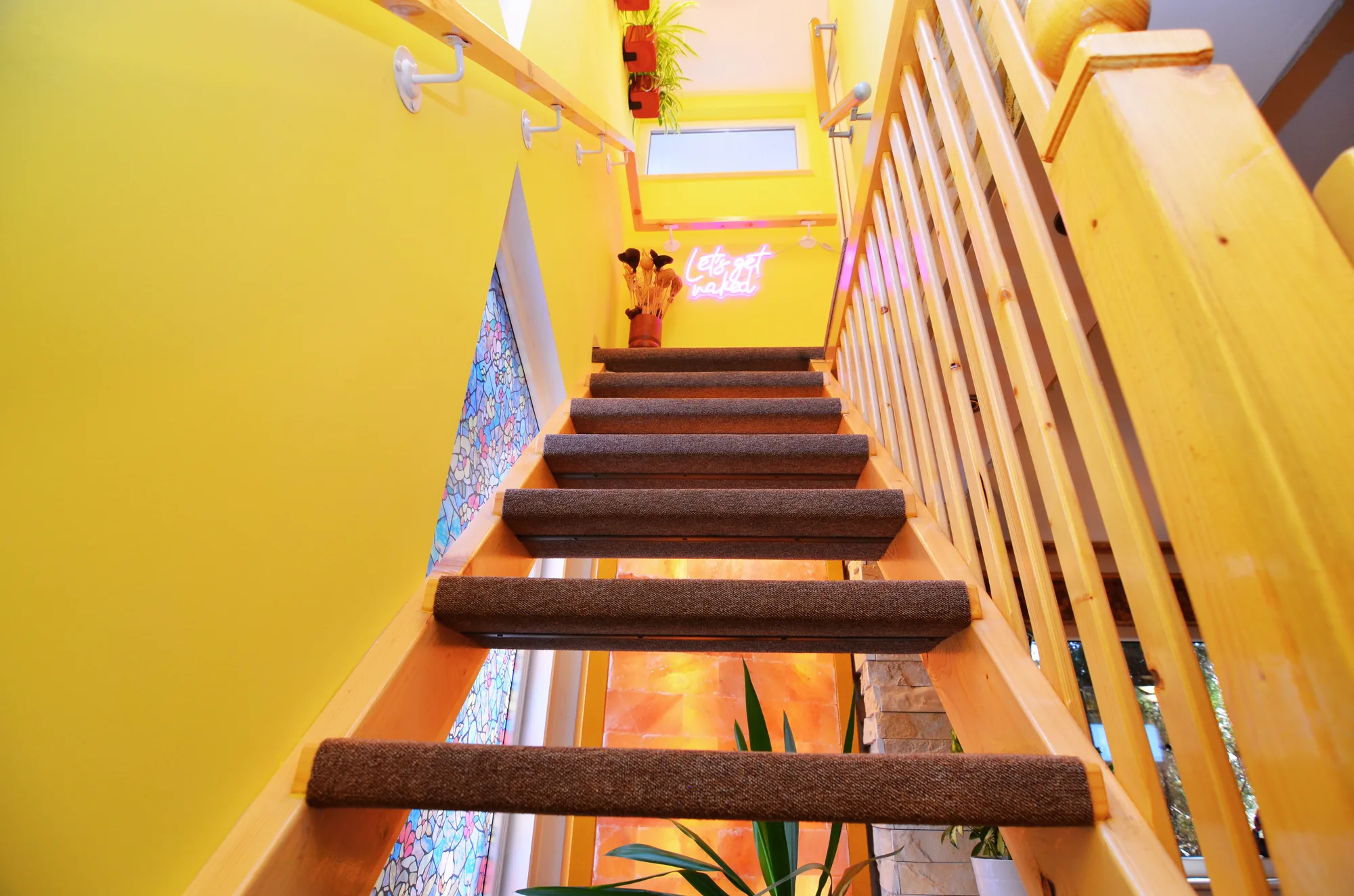 scara-lemn-neon-vitraliu-interior-vila-lux-cazare-busteni-forest-retreat-villas