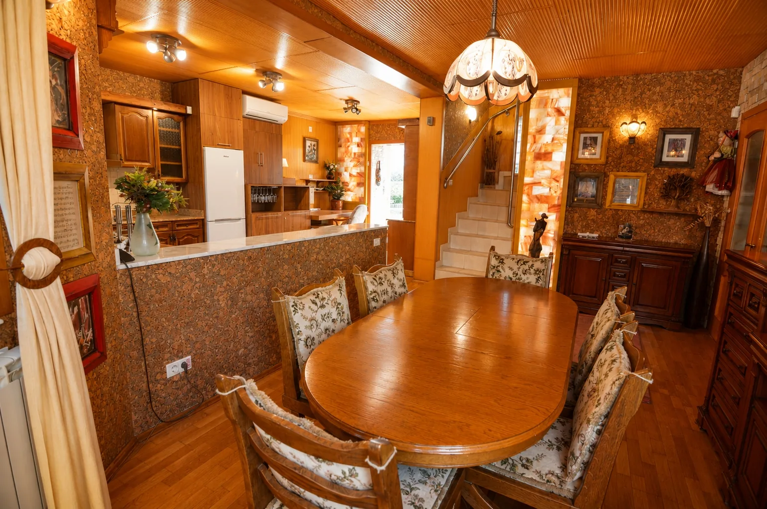 sufragerie-masa-ovala-lemn-masiv-sare-himalaya-vila-elena-cazare-familie-busteni-forest-retreat-villas