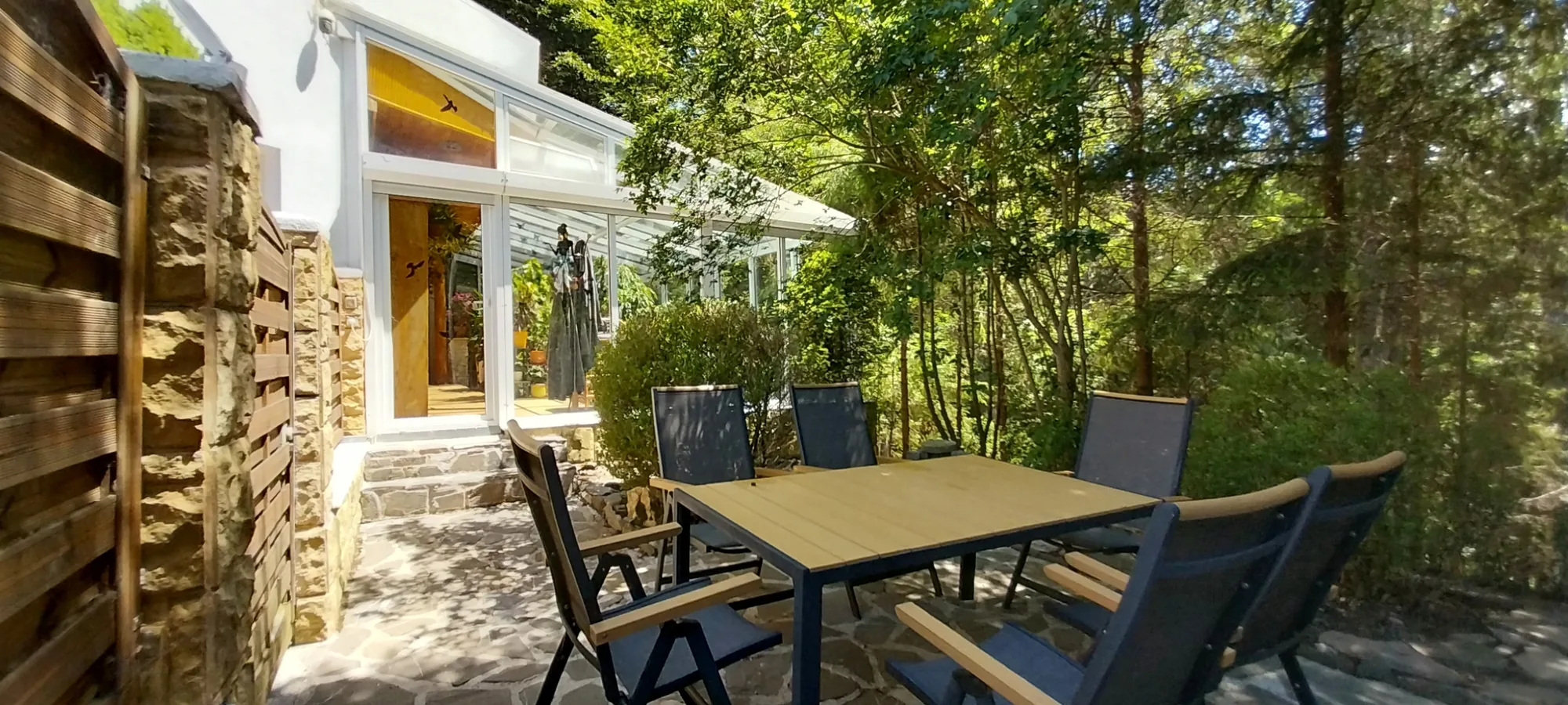 terasa-exterioara-masa-6-persoane-piatra-naturala-padure-vila-elena-cazare-familie-busteni-forest-retreat-villas-1
