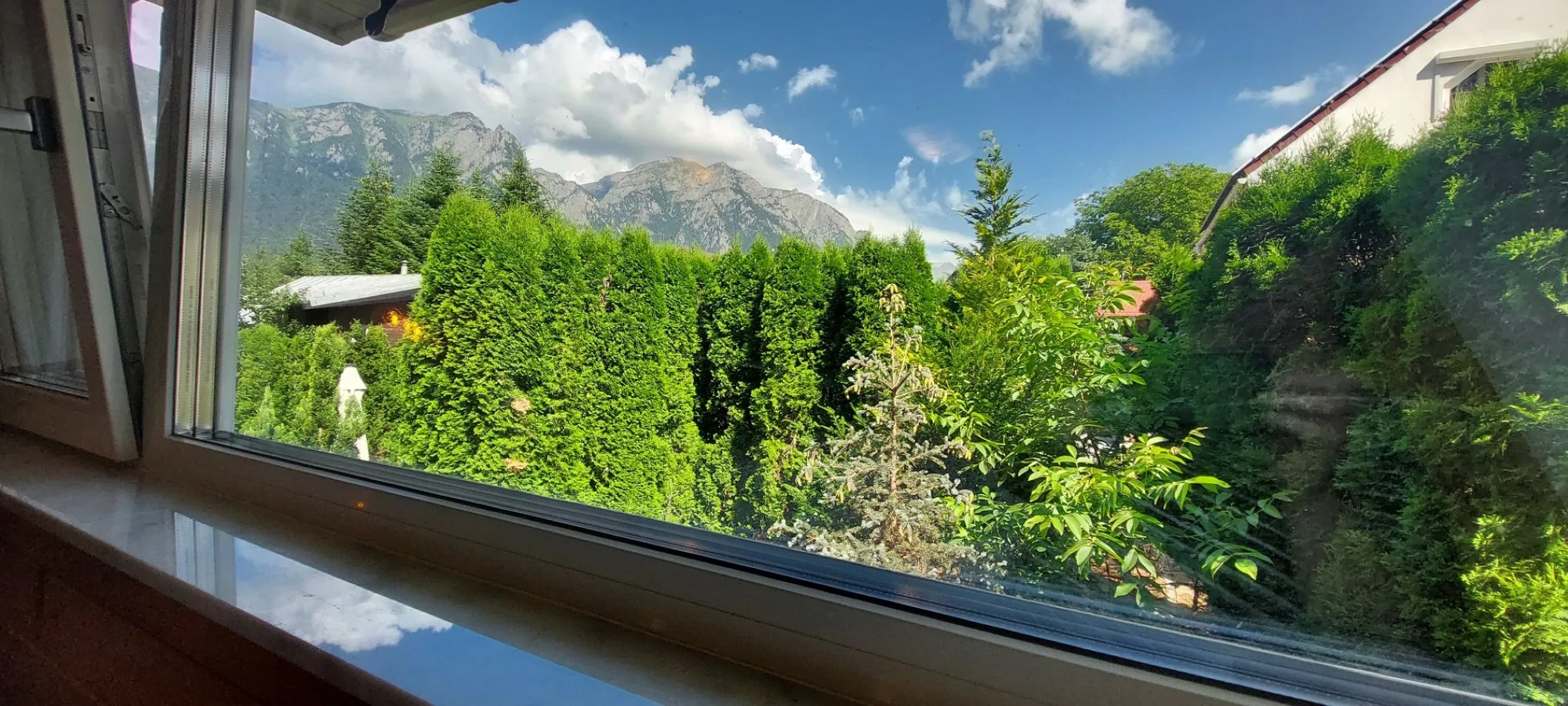 vedere-bucegi-fereastra-vila-lux-cazare-busteni-forest-retreat-villas