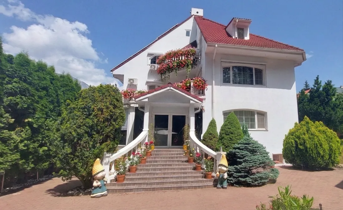 Vila IRIS, exterior, grădină, Forest Retreat Bușteni, cazare pentru grupuri