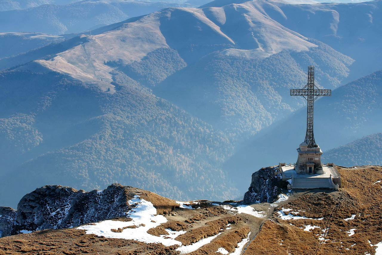 La croce del Caraiman sull’altopiano dei Bucegi, visibile da Bușteni