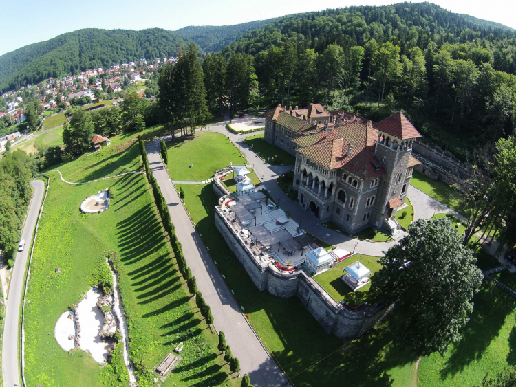 Il castello Cantacuzino di Bușteni visto dall’alto