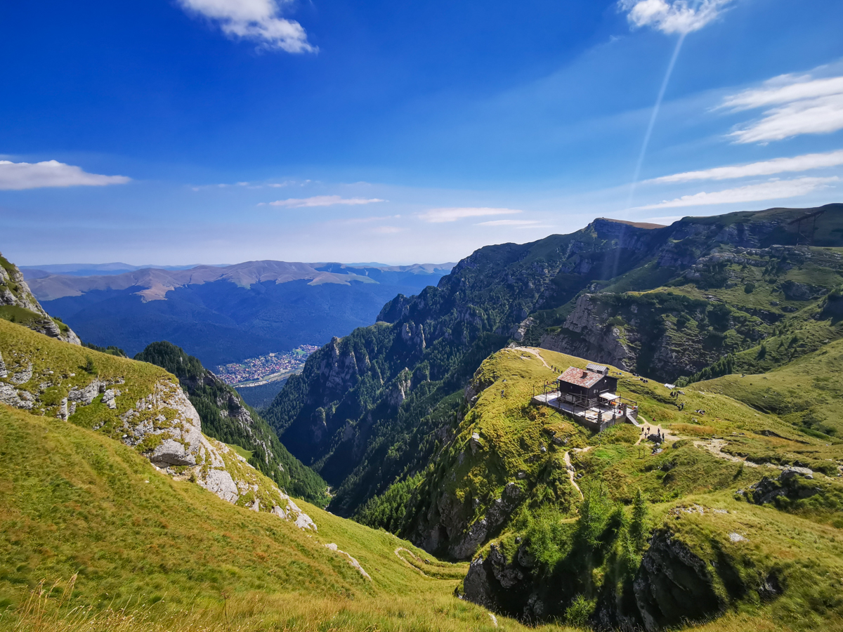 Vista sulla vetta del Caraiman e sulla valle di Prahova dai monti Bucegi, sopra Bușteni