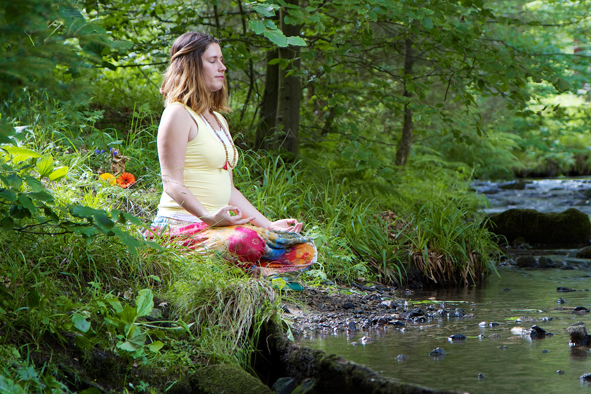 Pratica di yoga e meditazione accanto al fiume, nel bosco nei dintorni di Forest Retreat Luxury Villas, Bușteni